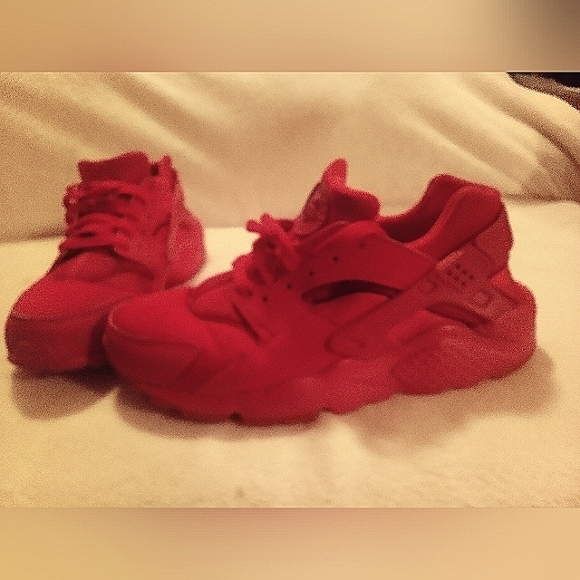 Custom red Nike Huarache run 2 Youth size 6.5 - Picture 2 of 3